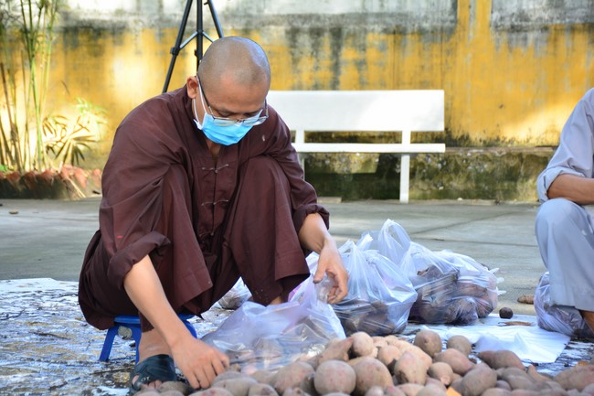 Continuing to support people in need in the Covid-19 pandemic of Hoang Phap Pagoda (series 2)